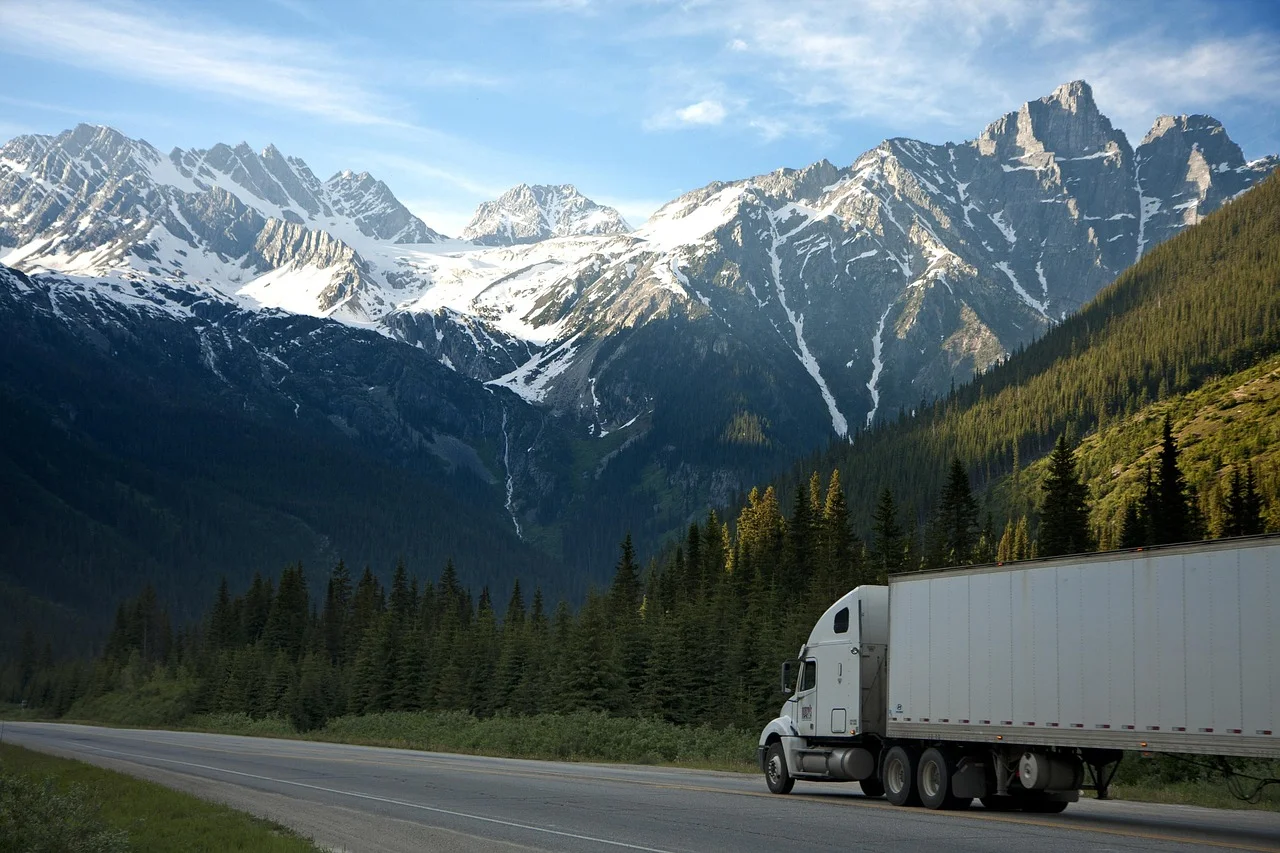 Uchwyt do przyczepki — jak zabezpieczyć ładunek w przyczepie jednoosiowej i dwuosiowej